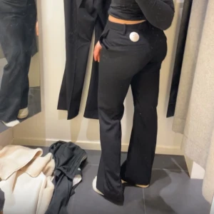 Kostymbyxor  - Sjukt snygga kostymbyxor från lindex, bootcut modell och sitter perfekt. Modellen heter Fiona❤️❤️säljer då dem är för små 