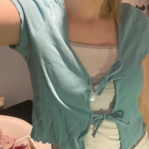 Kortärmad blå kofta  - Blå sommarkrogar som tyvär inte används så mycket. 🩷