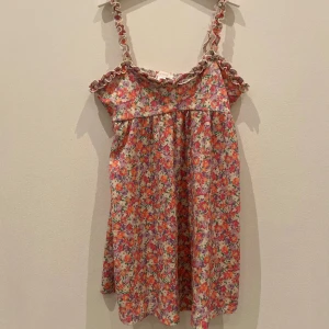 Blommig klänning  - Sjukt snygg blommig miniklänning 😍🤩 Köpare står för frakten! Barn storlek:158/164 passar xs! Skriv till mig om ni har några funderingar!💬