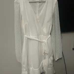 Super super fin vit klänning som passar PERFEKT för student eller skolavslutning! Endast använd EN gång!