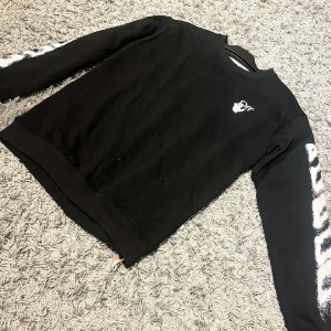 Ofwhite sweatshirt  - Säljer min ofwhite sweatshirt som är helt ny aldrig använt, storlek M och i nyskick hör av dig vid funderingar