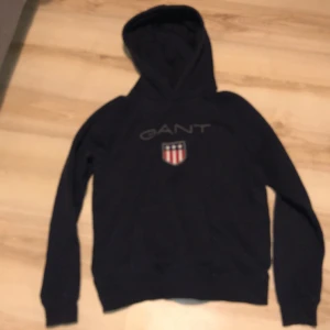  Gant Hoodie - Begagnad mörkblå Gant Hoodie. Bra skick.