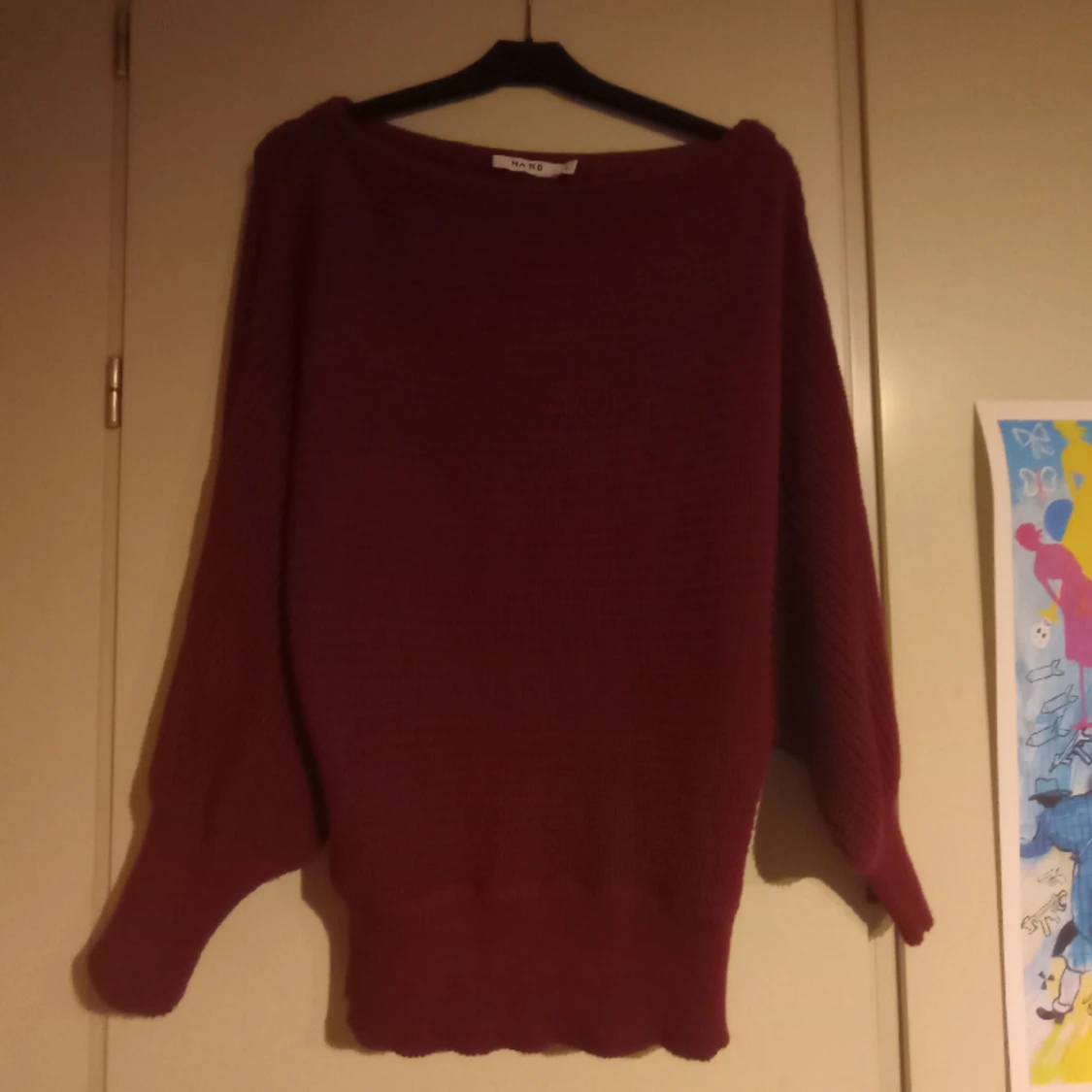 mörkröd tröja