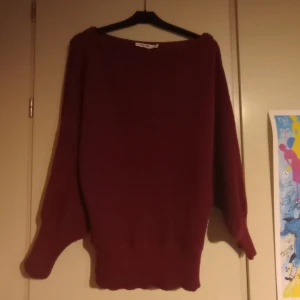 mörkröd tröja - mörkröd båtringad tröja