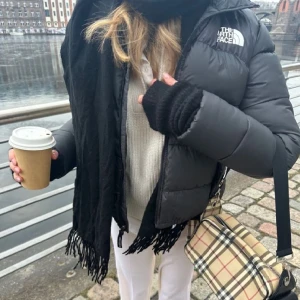 North Face Jacka - Jättemysig och varm till vintern! Jackan har ett lagat hål på ena armen som knappt syns. Säljer den då jag har för många jackor.