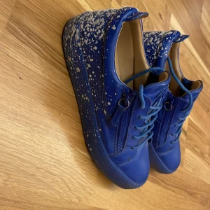 Guiseppe Zanotti - Säljer dessa Zanotti skor då dom ej kommer till användning. Nypris 7000kr allt org finns box kvitto sko påsar. Skick 9/10 lite små slitage men knappt något man märker och lite smutsiga men går alltid att tvätta bort 