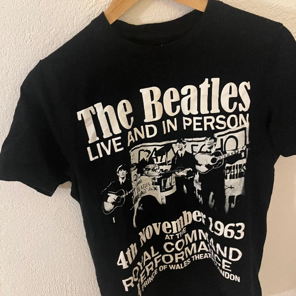 The Beatles t-shirt nyligen köpt och använt en gång, men i väldigt bra skick! 💞💕. T-shirts.