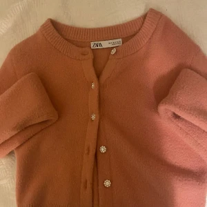 mjuk kofta - Baby mörkrosa SUPER mjuk kofta. Säljer då den ej kommer till använding💞