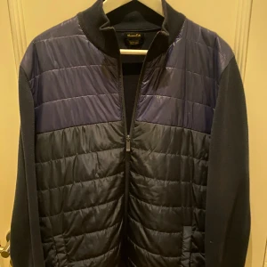 Cardigan jacka - Säljer en riktigt fin cardigan jacka från Massimo Dutti i XL. Cardiganen är en blandning av en marinblå och en lite ljusare blå som är perfekt nu för våren. Bara att höra av sig vid minsta fundering!:) 