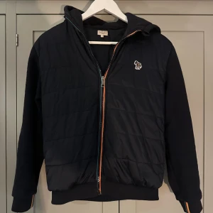 Paul Smith jacka  - Skick: 9/10 knappt använd, jackan är mörkblå kan se lite svart ut på bilden. Hör av er om ni har frågor!