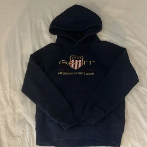 Ganthoodie - Jätteskön och fin ganthoodie i nyskick, använd en gång💗💗storlek 146/152 men passar xxs/xs💞 nypris: 899kr