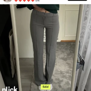 kostymbyxor  - säljer dessa superfina gråa kostymbyxor från madlady som jag köpt av en annan på plick❤️säljer då dom tyvärr inte passade mig, dom är i väldigt bra skick och passar nog någon som är ca 165-170💗💗kan gå ner i pris vid snabb affär!! LÅNADE BILDER