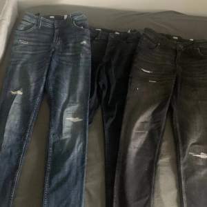 Säljer mina Jack Jones jeans 2 av de är nya och använda bara 2-3 gånger men den ena är lite sliten.  Köpt för 500 kr styck  Storlek: 158-164