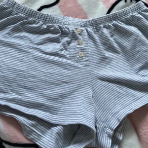 Brandy Melville pyjamas shorts - har bara använt 1 gång eftersom trodde dom skulle passa mig men det gjorde det inte tyvär jätte bra skick och perfekt för sommaren👌💕💕