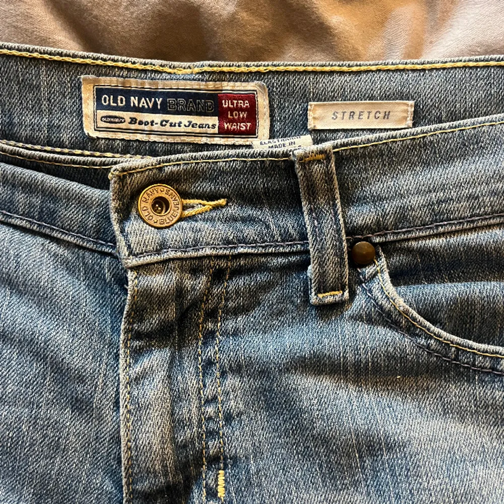 Säljer dessa snygga jeans från old navy! Så sjukt snygg tvätt som är lite randig typ 😍 Det står ingen storlek men skulle säga att det är en 36/38:a i storlek. Jeansen är på gränsen för korta på mig som är 176 cm 😊 Pris kan självklart diskuteras!. Jeans & Byxor.