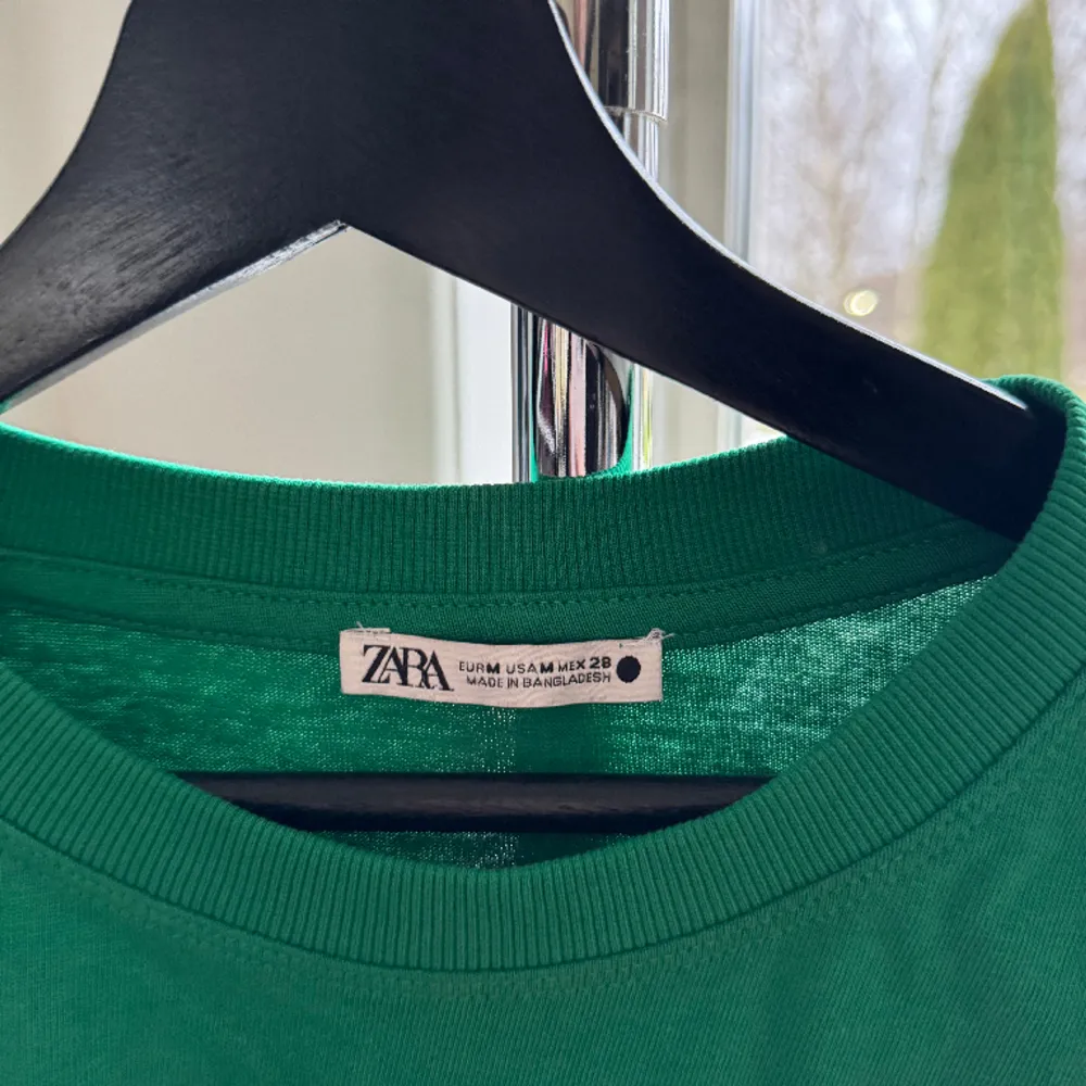 Aldrig använd. Grön T-shirt från Zara. Köpte förra sommaren på Zara i Malmö.. T-shirts.