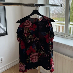 Blus  - Blommig blus från Sofie Schnoor köpt på raglady. 