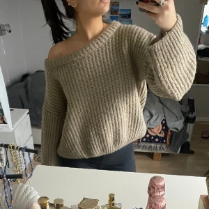 Stickad Off Shoulder Tröja - Beige/brun stickad tröja från NAKD, storlek S. Bra skick. 