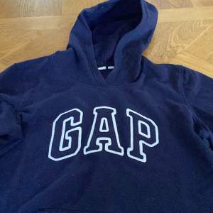 Hoodie från GAP. Begagnat bra skick. M men känns liten i storlek. 