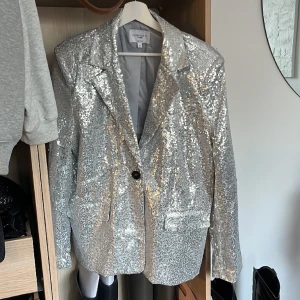 Glitter kavaj - Så snygg glitter kavaj från nakd aldrig använd