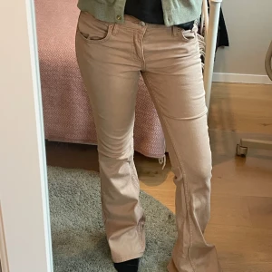 Lågmidjade jeans - as coola beigea jeans som går ut nedtill!!🙌🙌skriv för fler bilder eller mått!💓