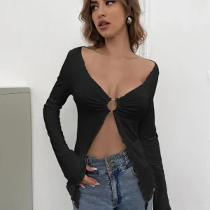 Topp - Svart topp med långa ärmar. Skitsnygg men aldrig kommit till användning tyvärr. Stretchigt material, säljer en likadan i vit också. Passar XS-M