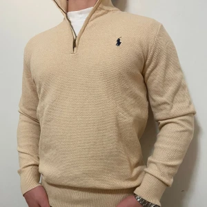 Ralph Lauren Zip Up Half - Nyt RL zip up. Pasaar L, jag är 180cm 80kg och den sitter perfekt 👍. Mer som den har på mitt profil 💯