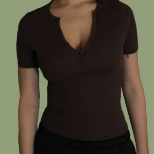 Brun t-shirt  - Snygg t-shirt I bucket bra skick 