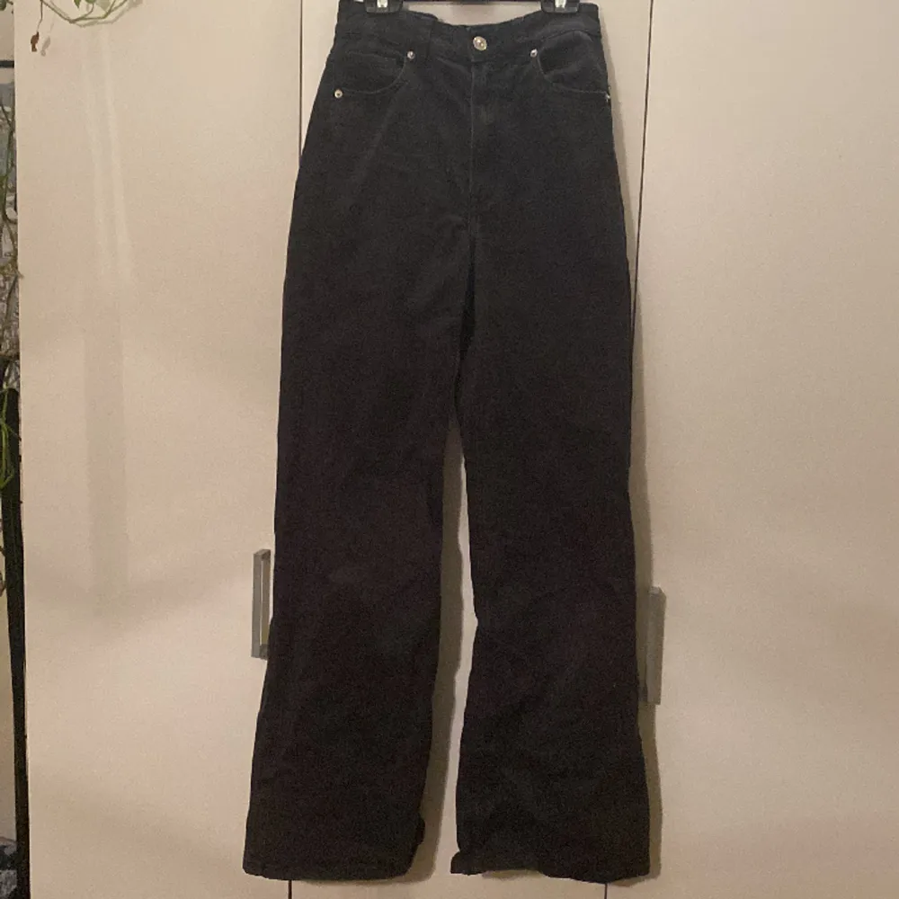 Aldrig använda tidigare Typ av vara: Flare jeans Storlek: 34 Märke: H&M. Jeans & Byxor.