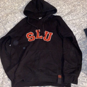 Hoodie - Vintage collegetröja med broderi på. storlek XL men passar som L