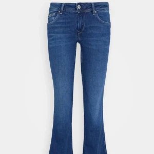 Pepe jeans. Gammal model pimlico. Original pris 1135  - Snygga lågmidjade jeans. Nästan helt oandvända. Säljer dom då ja köpte fel storlek. Storlek 27/32 passar mig i längden då ja är 167 men lite försmå i midjan!pris kan diskuteras 