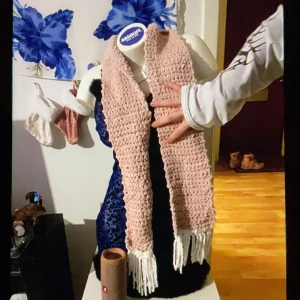 Haello kitty inspirerad halsduk - Handgjord hello kitty inspirerad halsduk. Kan göra liknande på beställning.