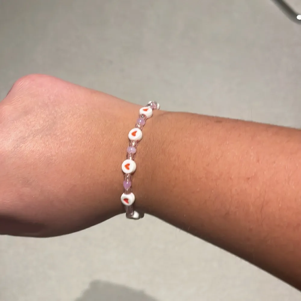 Säljen nu detta armbamd  det är handgjort och är en bra och en fin gåva att ge till någon på allahjärtansdag !❤️. Accessoarer.