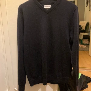 V ringad stickad - Säljer min marinblåa stickade tröja 10/10 skick  