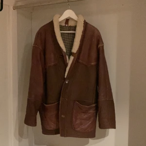 Vintage skin jacka - En brun och stor skinnjacka från beyond retro💞 Jackan är ganska stor så om du vill se den på fråga gärna om en bild! Den är varm och härlig men tung. För mer info kontakta gärna!💞puss