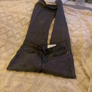 Mörkgråa flaere jeans - Ett par mörkgråa jeans köpt på veromoda 💘