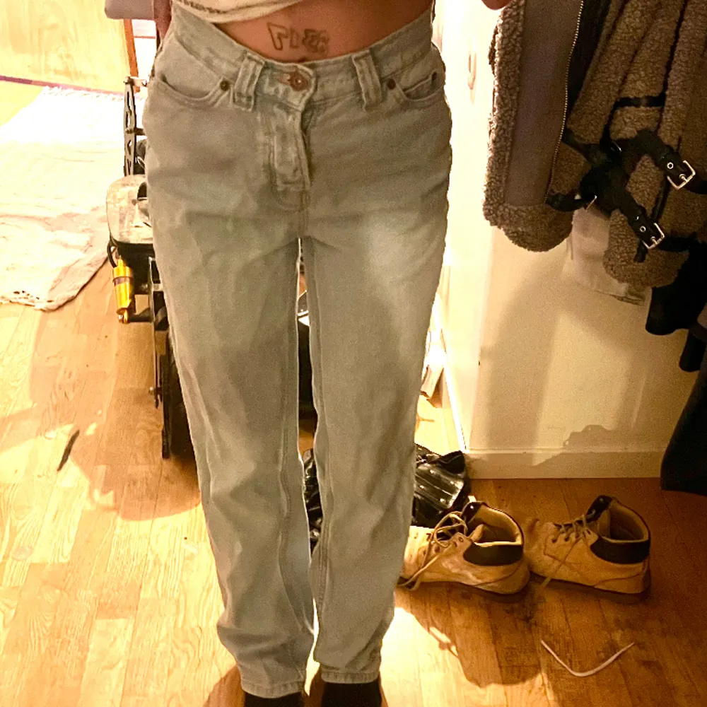 Säljer dessa superfina Dickies jeans som endast är använda någon gång då de är lite för stora för mig, de är alltså i nyskick, strl w24. . Jeans & Byxor.