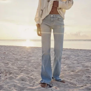 Lågmidjade zara jeans - Säljer dessa jeans som inte finns att köpa längre. Används inte längre då jag inte tycker de sitter bra på mig. Litet slitage längst ner på vänster ben, annars fin skick💕💕skriv för frågor