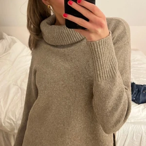 Stickad polotröja - Från Vero Moda storlek XS sitter som en S också💕 har en liten defekt på högra tröjärmen men lätt att dra in med en nål!