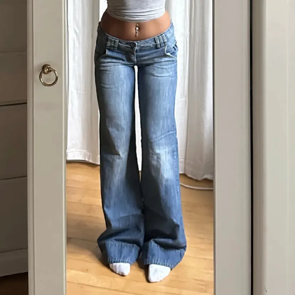 Långa lågmidjade jeans köpta på Plick som tyvärr inte passade mig❤️😭 Sååå fina enda defekten är att en av knapparna framtill är av men går nog lätt att bara sy till en ny (se sista bilden)!  Bilderna är lånade från hon jag köpte av som är 165. Jeans & Byxor.