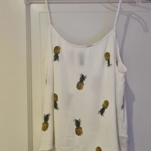 Topp - Söt topp med ananasmönster, superskön och luftig under sommaren. Köpt på hm för ca 2 år sedan, inga tecken på användning.