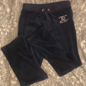 JUICY COUTURE byxor - Mjukis velvour byxor i bootcut. Super fina och mjuka i färgen night sky. Det står ingen riktig storlek i förutom 15-16 men jag som är en xs-s kan ha de. Dm för fler bilder :)