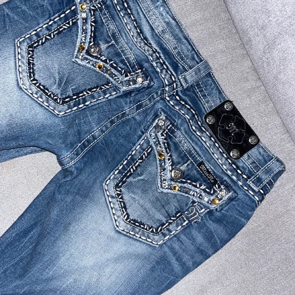 Skönaste jeansen jag ägt, utan defekter🫶🏼byter gärna mot zadig väska  Modellen är skinny 💗 Midjemått:74 Innerbenslängd:79. Jeans & Byxor.