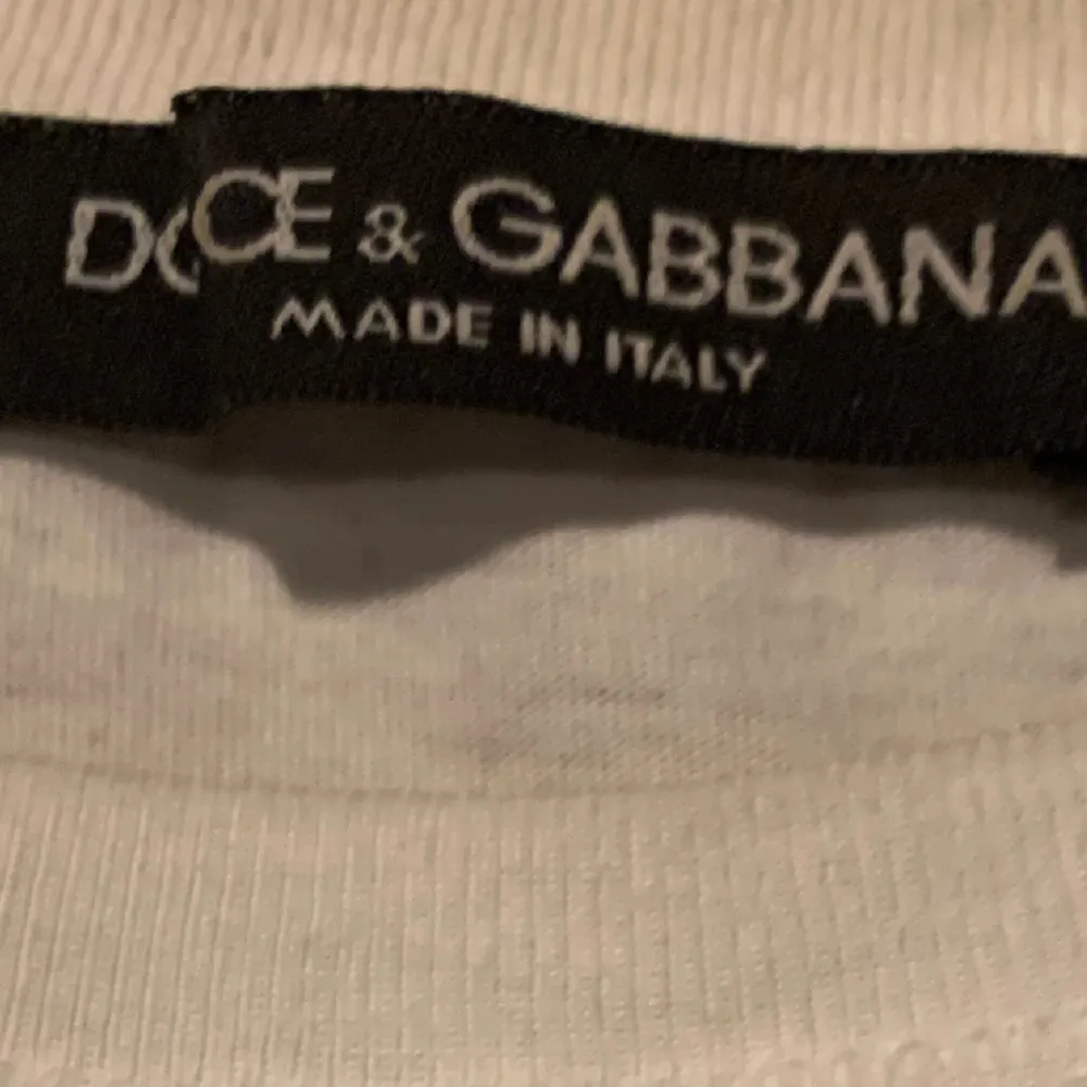 Säljer denna t-shirt med riktigt snyggt tryck från dolce&gabbana! Storlek 50 vilket motsvarar S. Modellen är 183cm och väger 66kg. Skick 8,5/10. Priset är 599kr men det är diskuterbart. Hör av er vid funderingar!🍾🔥. T-paidat.