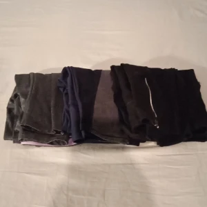 Träningsbyxor - Stäningsbyxor i bra skick, ett par kostar 35 kr. Hör av dig vid frågor och funderingar❤️