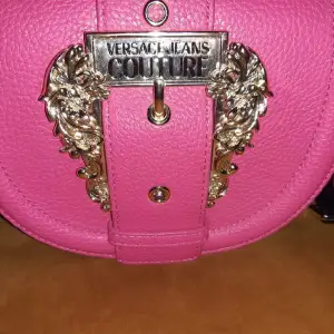 Versace jeans couture väska rosa ,helt oanvänd 