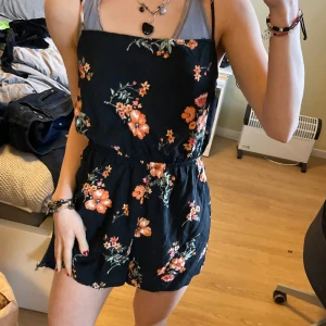 Byxdress med blommor - Knappt använd, justerbara straps🫶