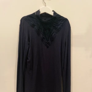 Tröja med spets - Sjukt snygg tröja med spets vid kragen! Tunt och skönt ribbat material!Storlek 158/164 men passar någon som bär xs/s! Skriv om ni har några funderingar!🫶🏻💬💬