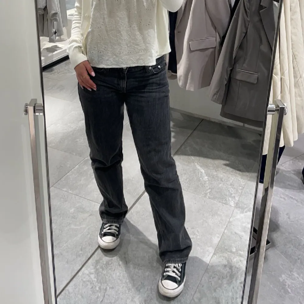 Ett par superfina lowwaist weekdayjeans i storlek 26/30 och modellen arrow. Lite slitna mellan låren (vilket inte syns när man har på dem) samt vid slutet på byxorna därav prissänkningen💞 Säljer då de inte längre passar💗Frakt tillkommer!. Jeans & Byxor.