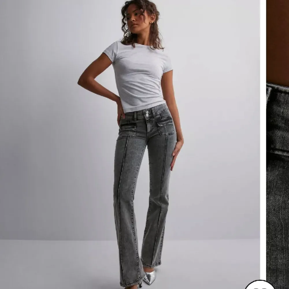 Lågmidjade grå jeans från Nelly❤️Är 174 lång, köpare står för frakt🥰. Jeans & Byxor.